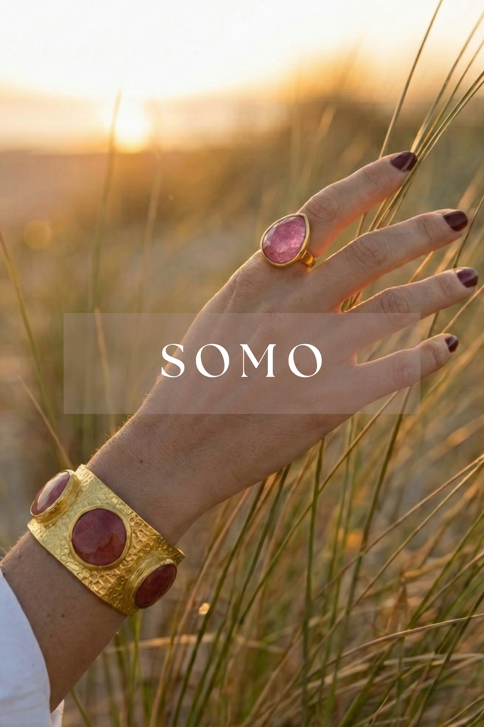 Atardecer playa Somo dunas joyas tonos rosa coral y perlas colección Amanai