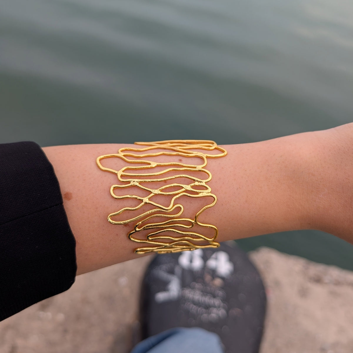 Brazalete Senda - brazalete ancho dorado calado