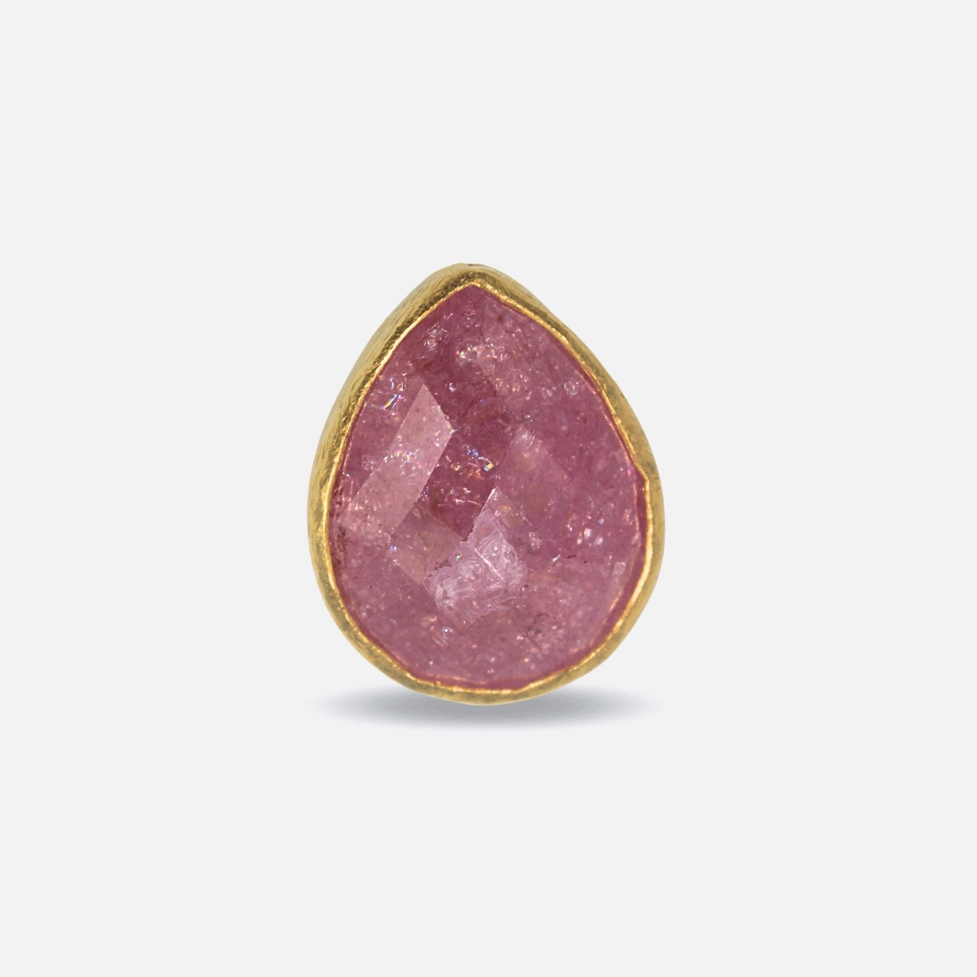 Anillo dorado grande  con piedra natural rosa estilo old money Amanai