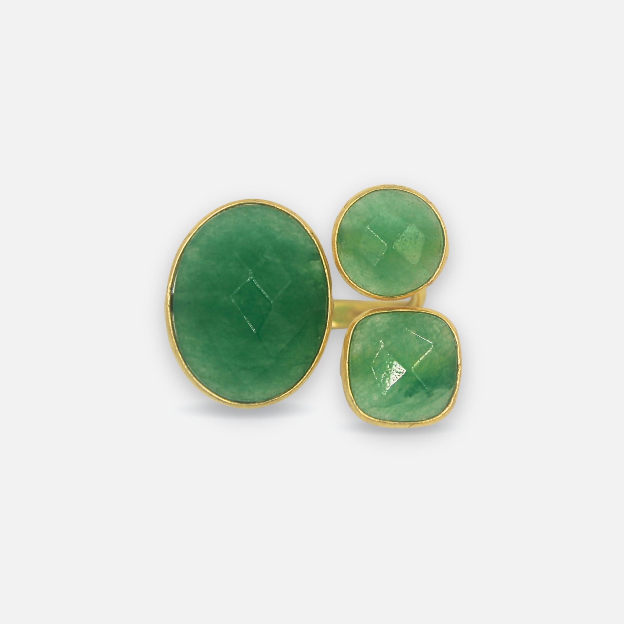 Anillo piedras verdes bañado en oro estilo old money Amani
