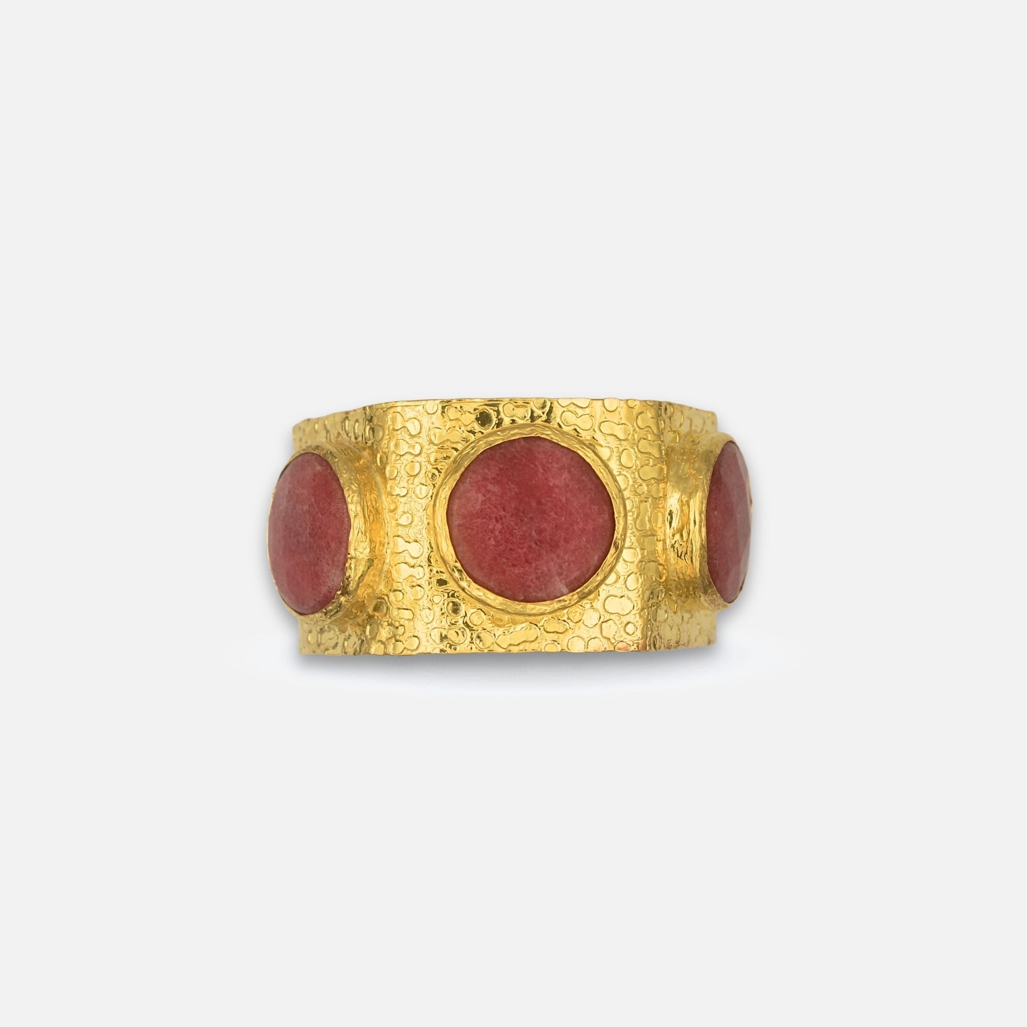 Brazalete ancho dorado con piedras rojas estilo old money Amanai