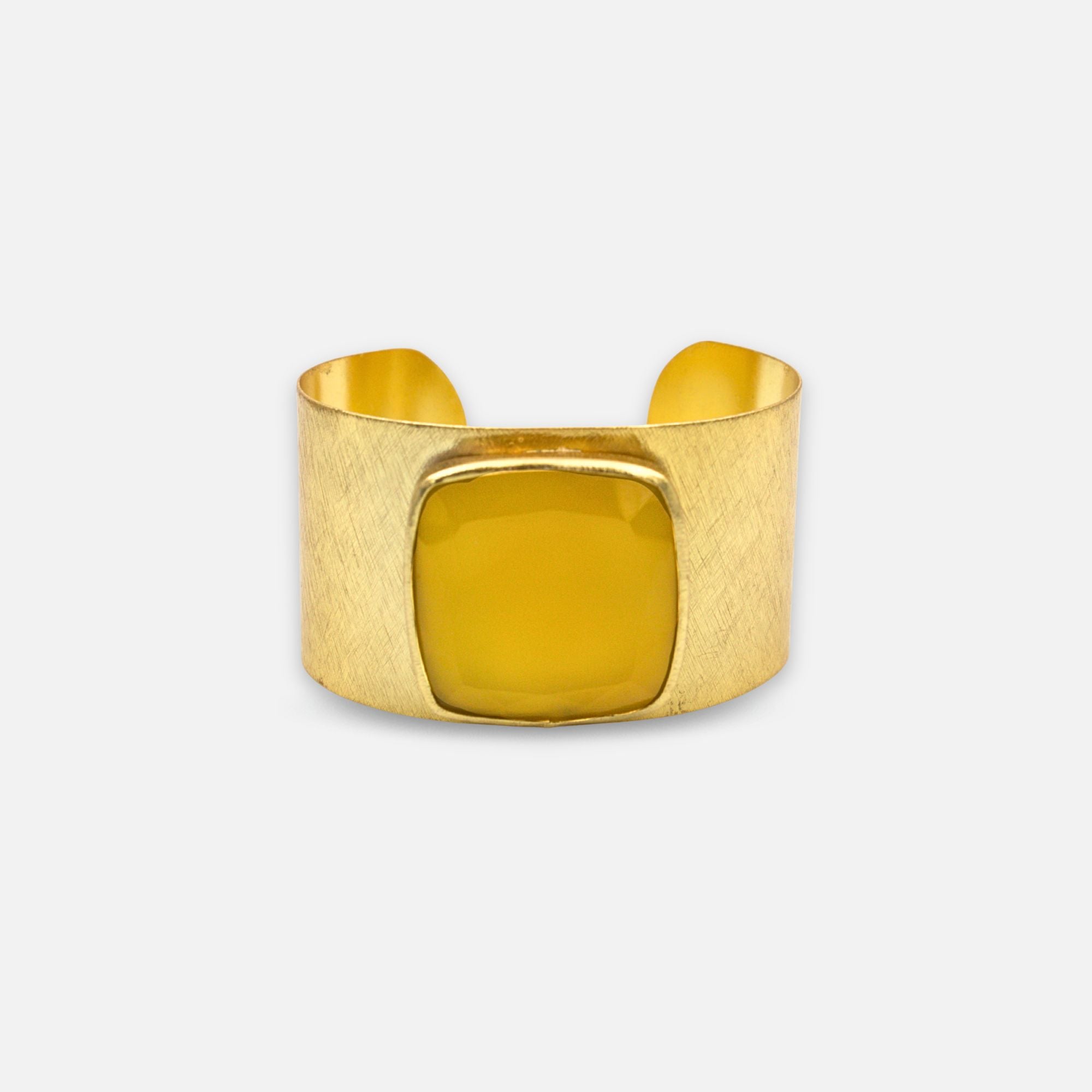 brazalete ancho dorado con piedra ambar estilo old money Amanai