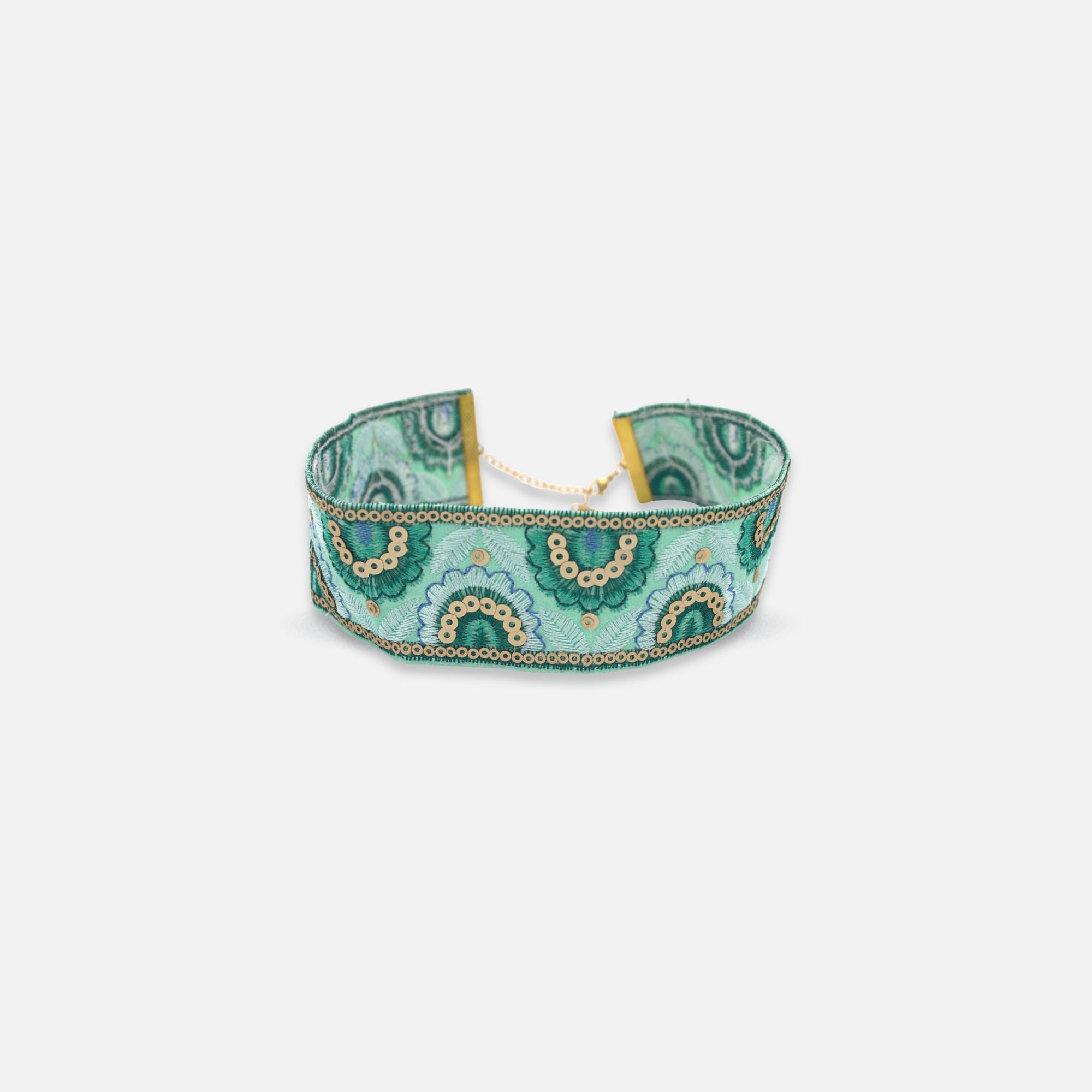 choker de tela ancho con broche dorado estilo old money Amanai