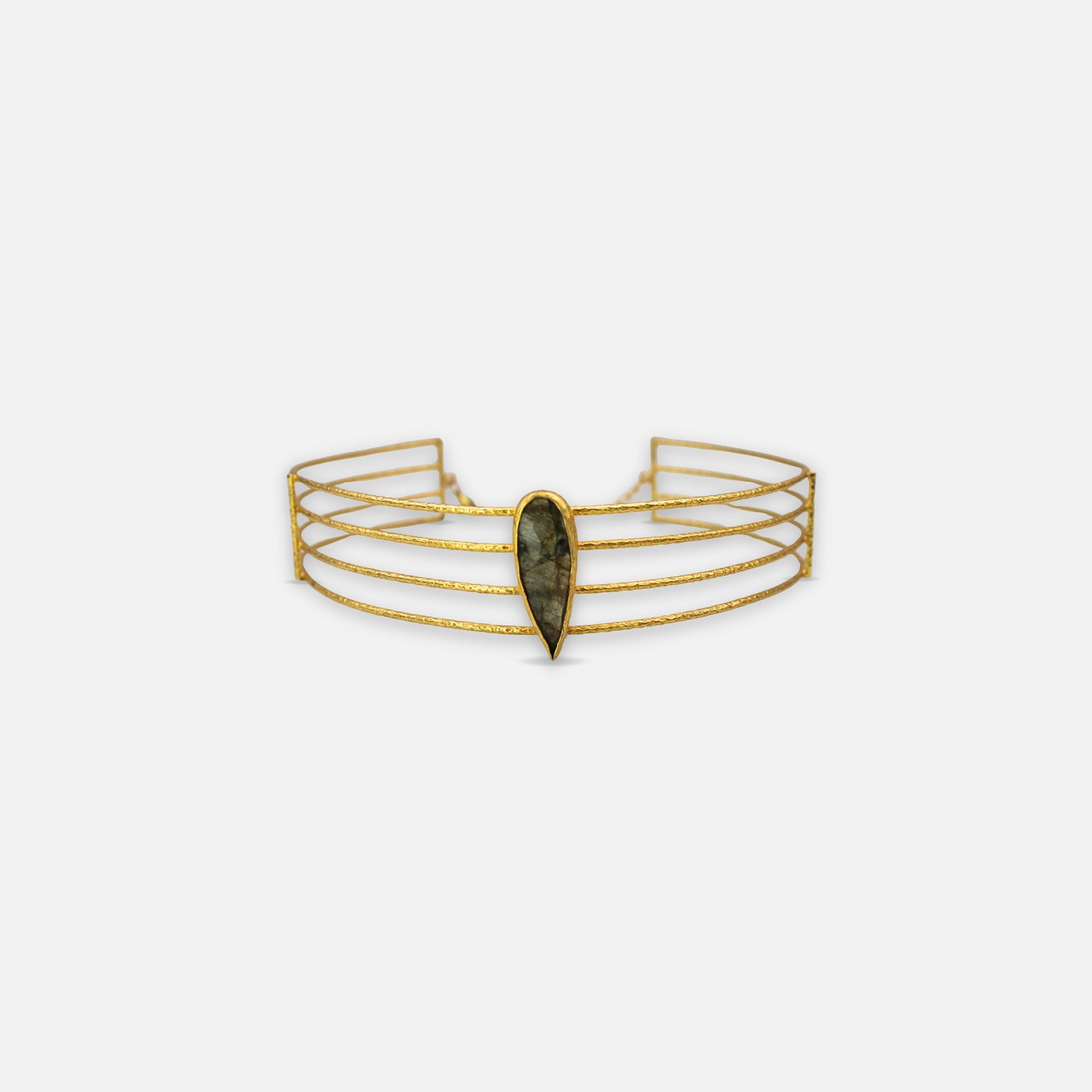 Choker dorado con piedra verde estilo old money Amanai