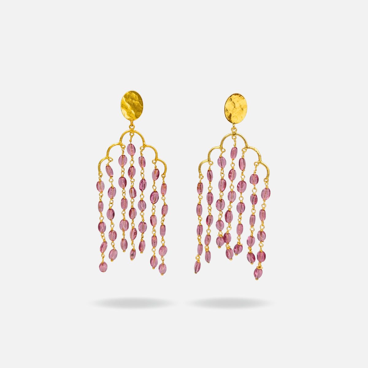 Pendientes Magnolia - pendientes largos de invitada dorados con piedras rosas