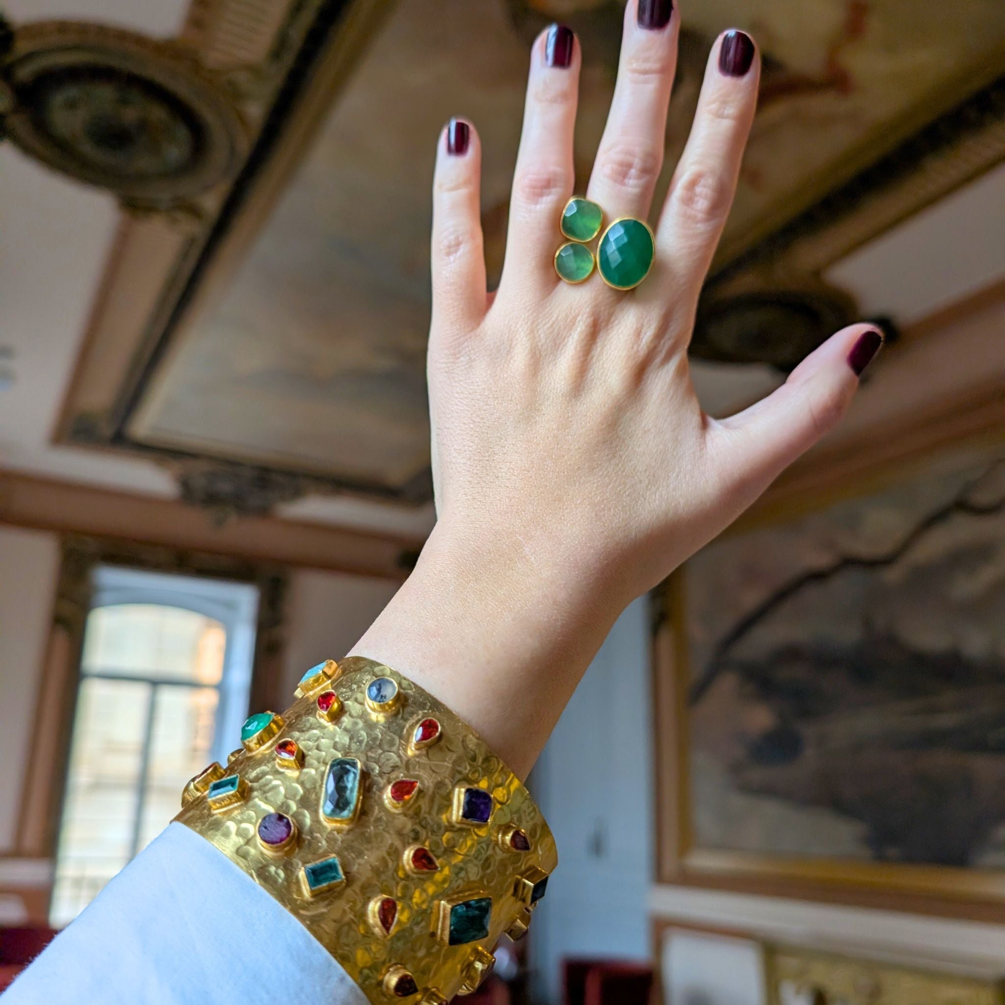 Anillo Trébol - sello dorado con piedras verde esmeralda