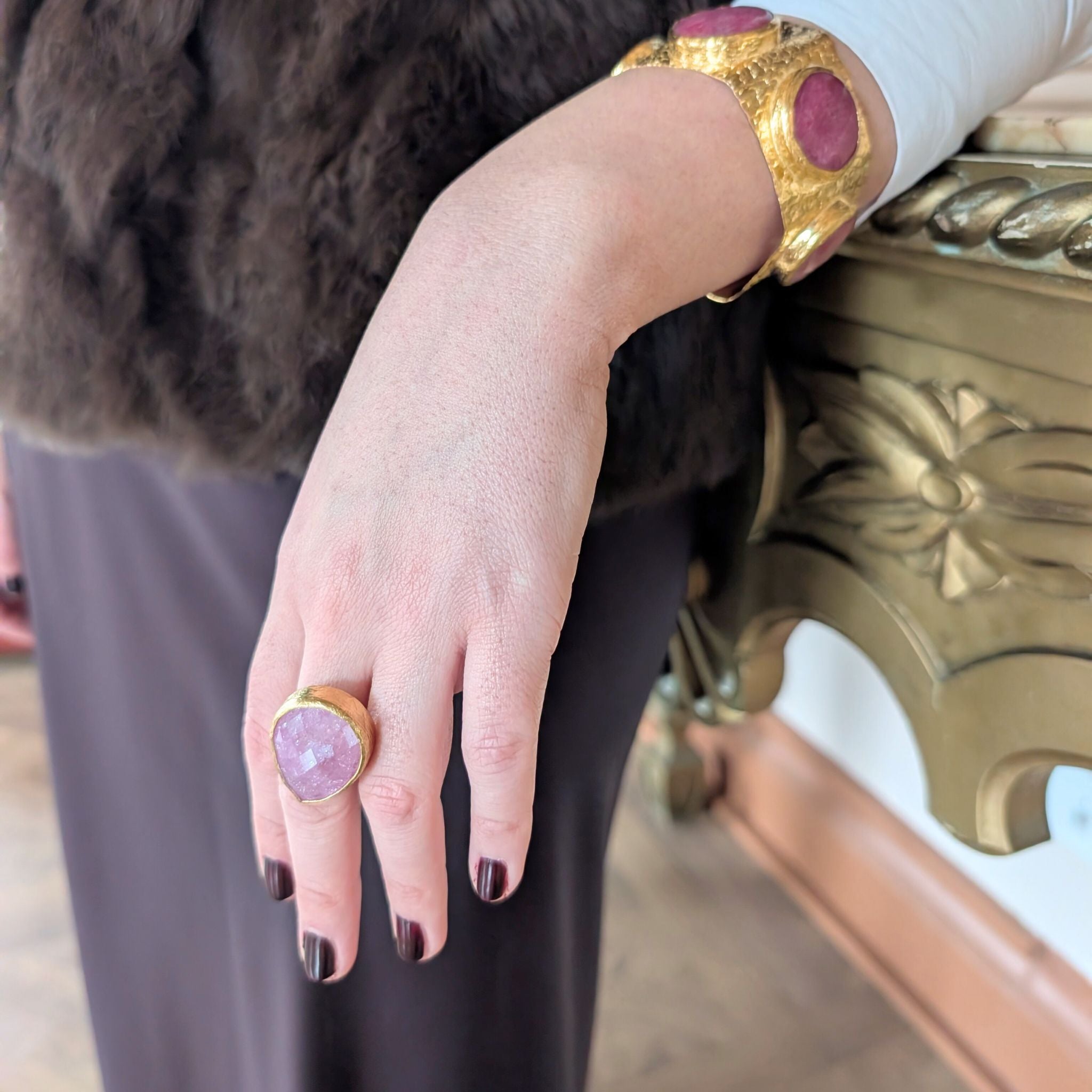 Anillo Bahía - sello dorado con piedra fucsia