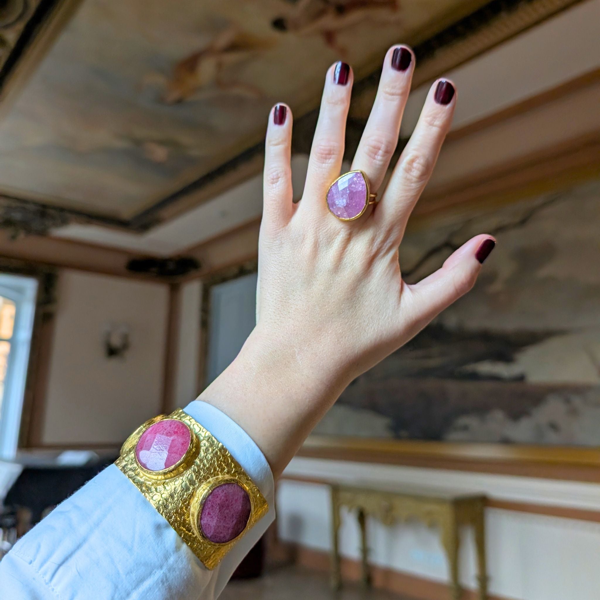 Anillo Bahía - sello dorado con piedra fucsia