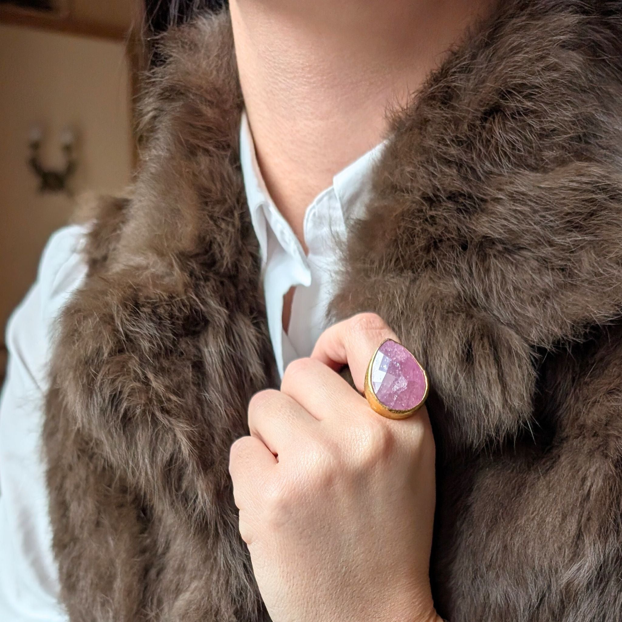Anillo Bahía - sello dorado con piedra fucsia