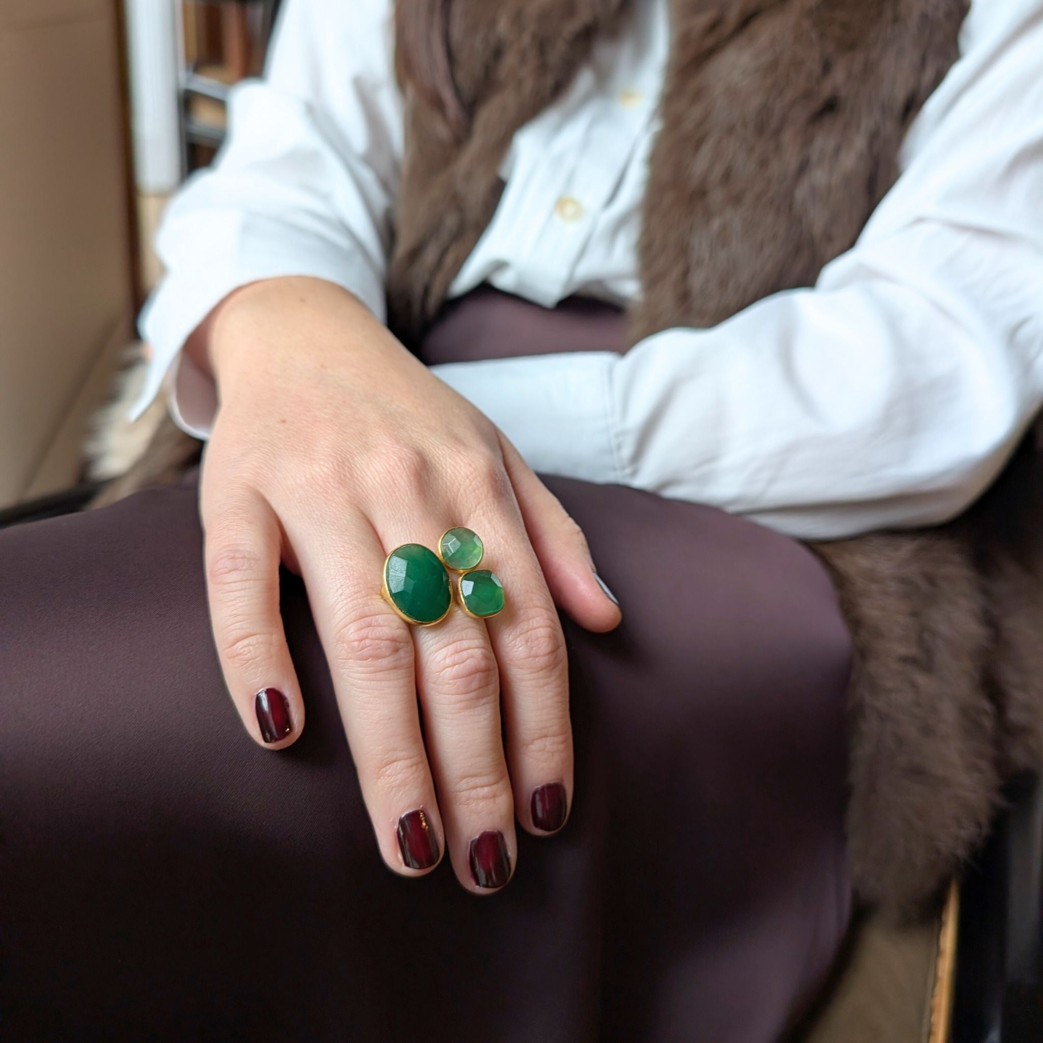 Anillo Trébol - sello dorado con piedras verde esmeralda