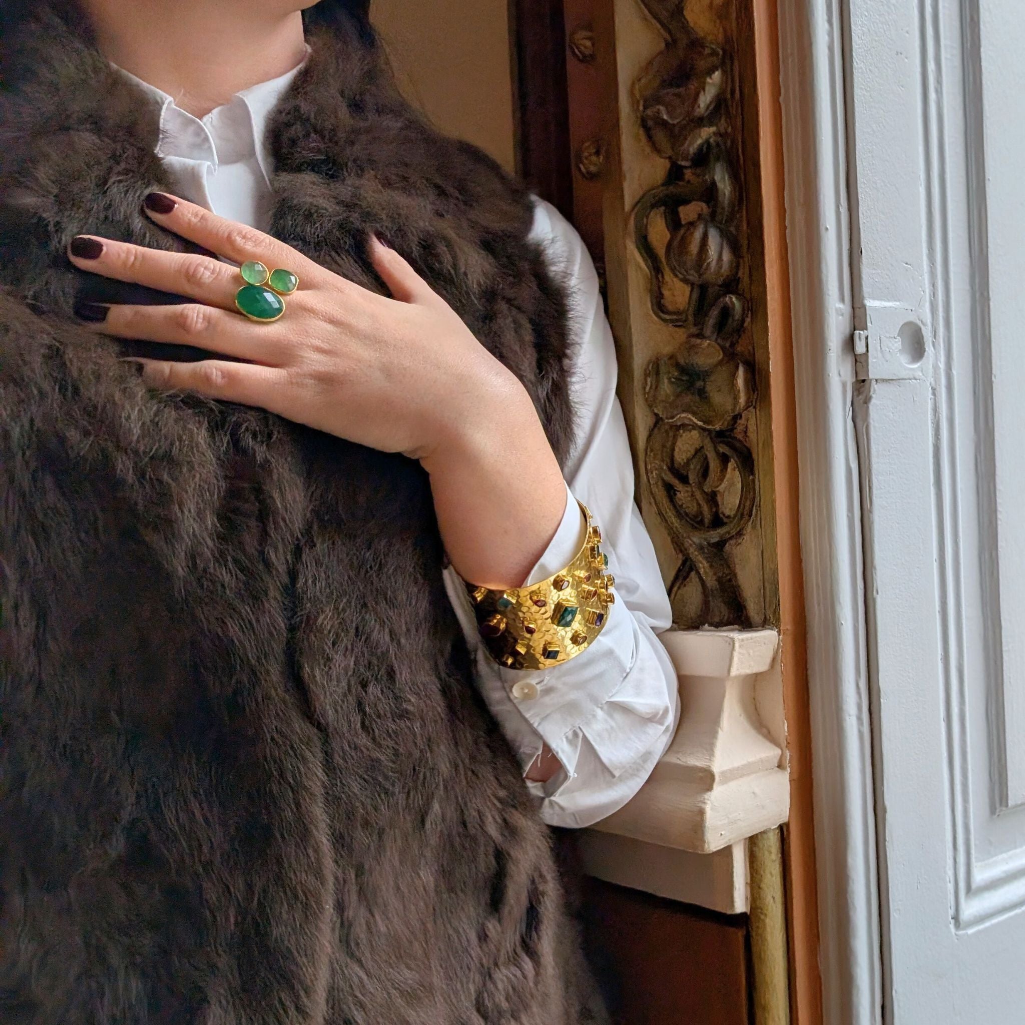 Anillo Trébol - sello dorado con piedras verde esmeralda