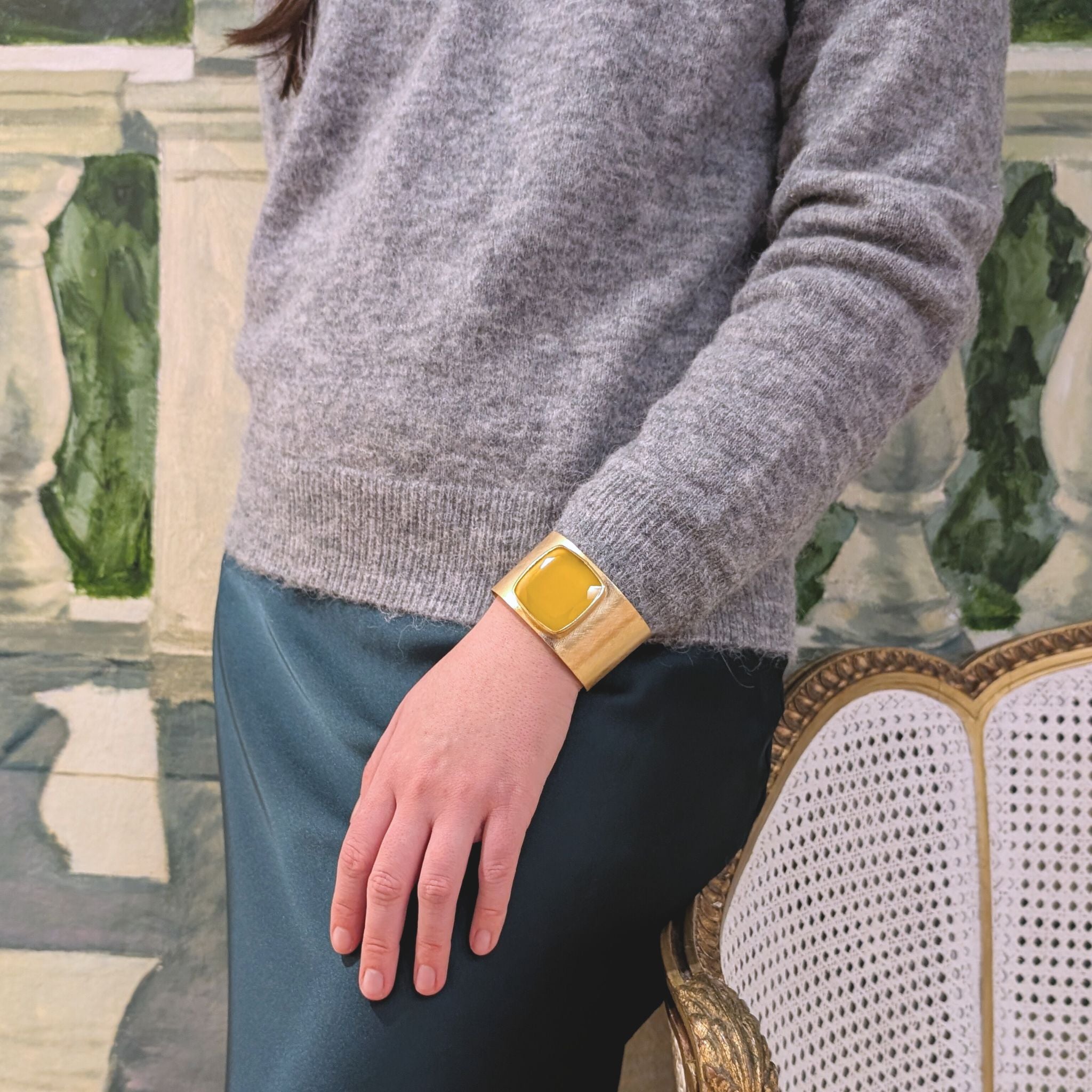 Brazalete Sol - brazalete rígido ancho con piedra amarilla