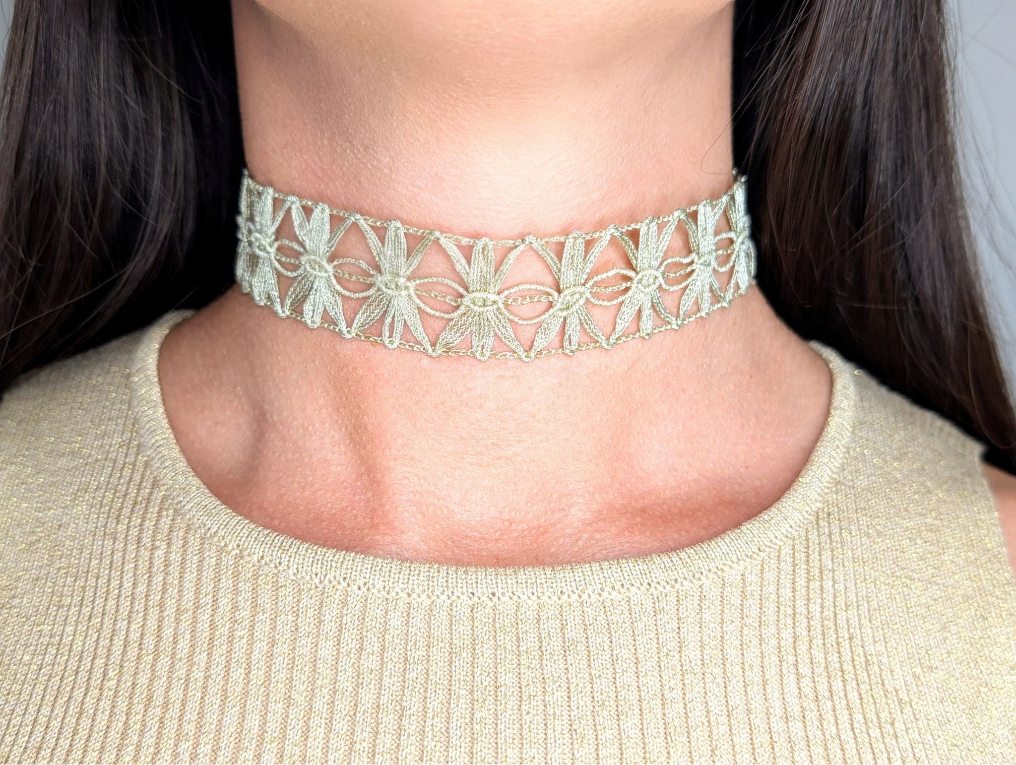 Choker ancho tela dorado flores Amanai