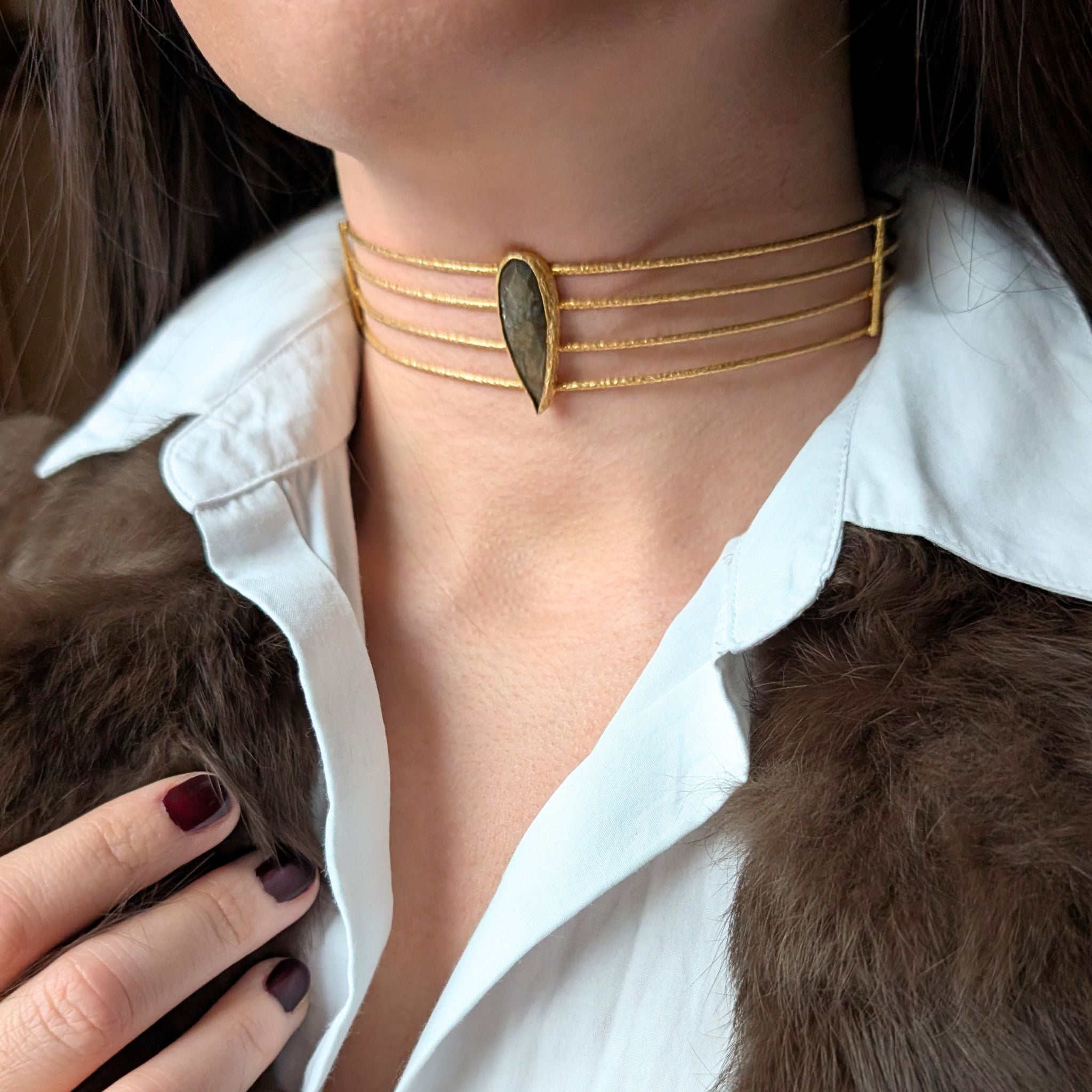 Choker Ribamontán - gargantilla rígida estilo torque con piedra