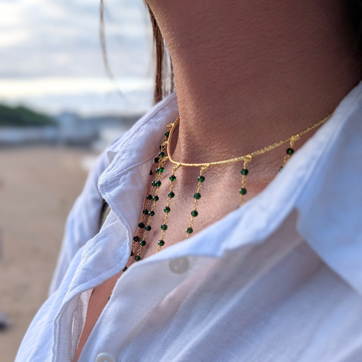 Detalle del choker Isla de AMANAI con cadenas de piedras naturales verdes y baño de oro de 18 quilates