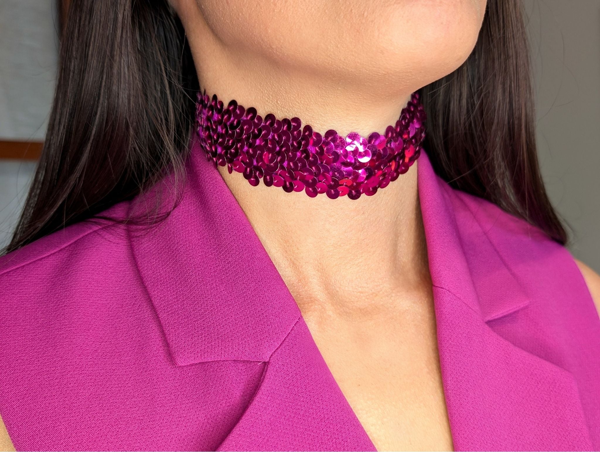 Choker de lentejuelas fucsia ancho con broche dorado Amanai