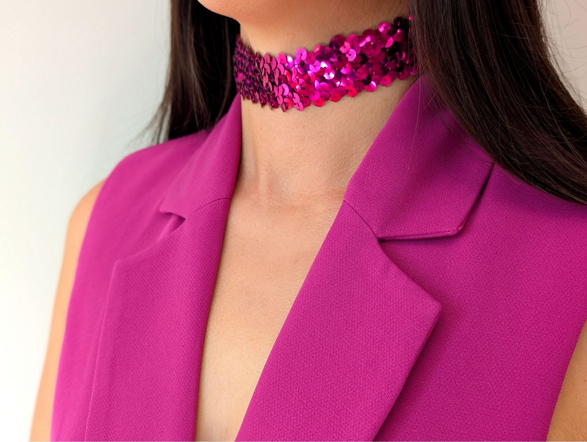 Choker de lentejuelas fucsia ancho con broche dorado Amanai