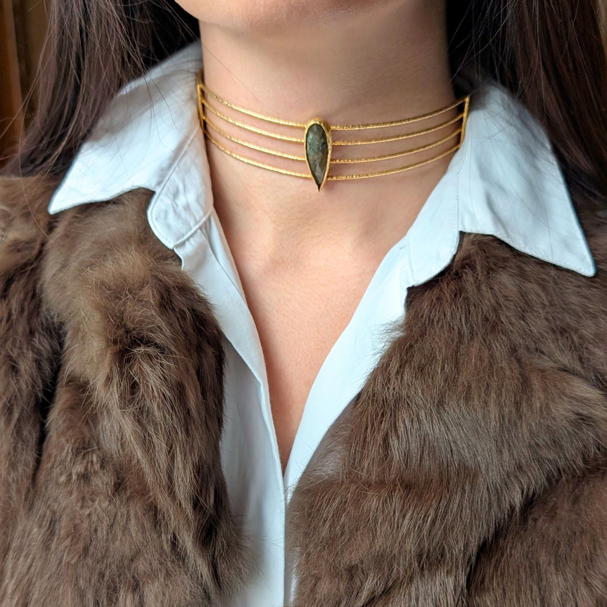 Choker Ribamontán - gargantilla rígida estilo torque con piedra