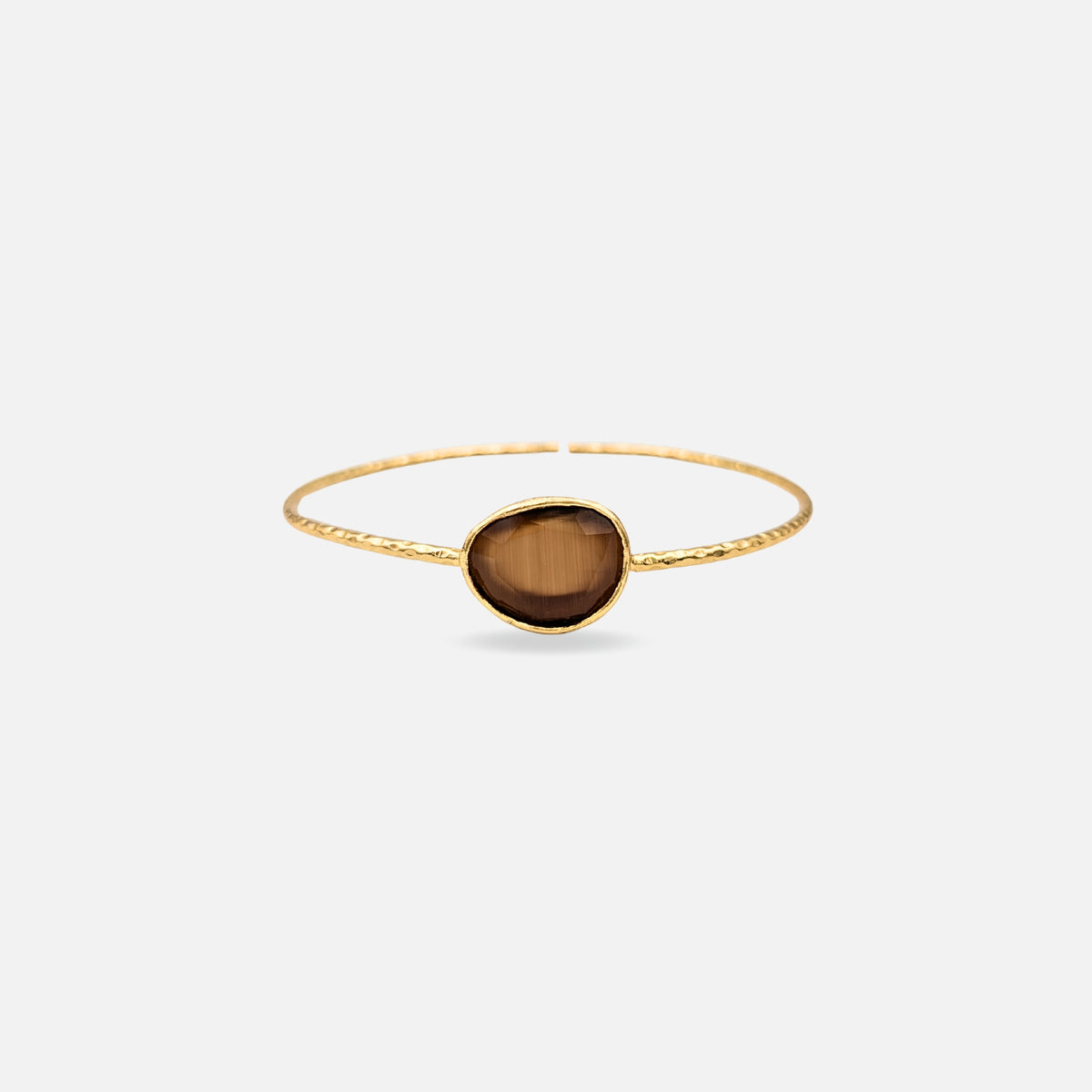 Choker Terra de AMANAI, choker rígido dorado de hilo martelé bañado en oro de 18k con piedra natural marrón ovalada en el centro