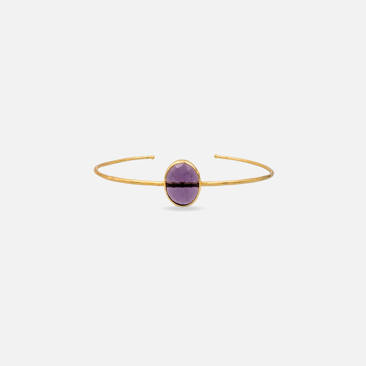 Choker Bruma de AMANAI, choker rígido dorado de hilo fino texturizado bañado en oro de 18k con piedra natural morada ovalada y facetada