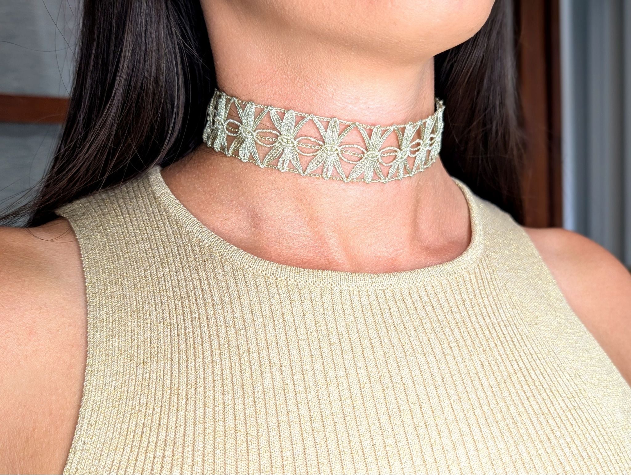 Choker ancho tela dorado flores Amanai