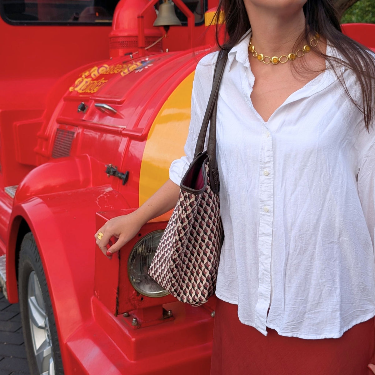 Mujer con collar Ámbar dorado de eslabones con piedras naturales de AMANAI sobre camisa blanca