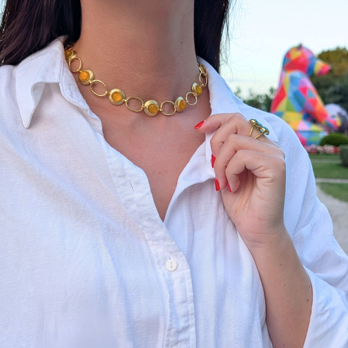 Detalle del collar Ámbar de AMANAI con eslabones bañados en oro de 18 quilates y piedras ámbar engarzadas