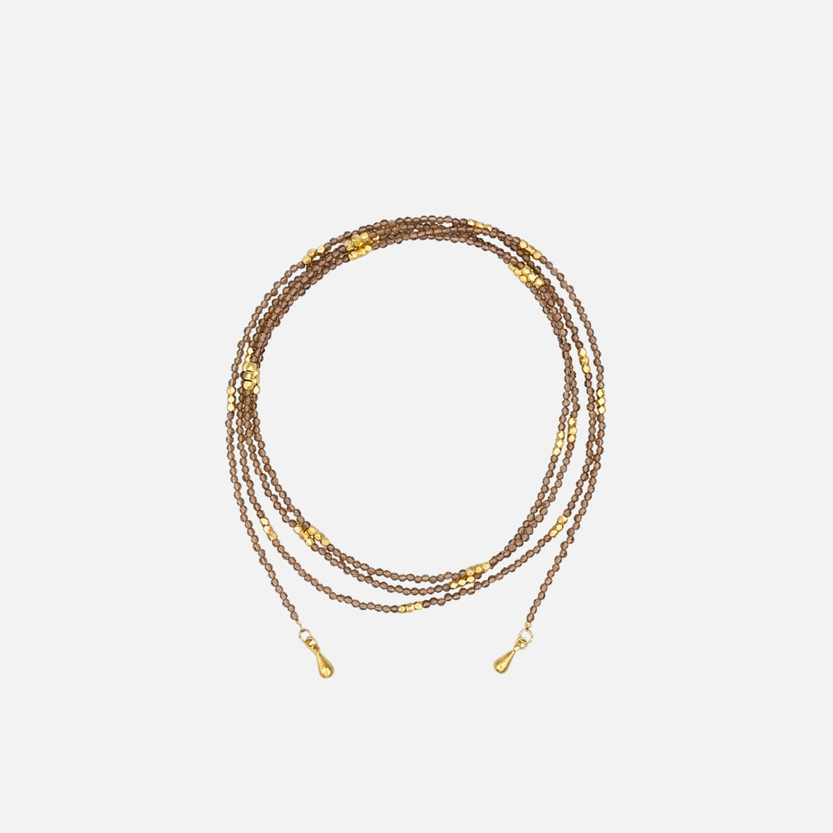 Collar Champagne de AMANAI, collar largo de un solo hilo con piedras naturales en tono champagne y cuentas bañadas en oro de 18k, enrollado en varias vueltas