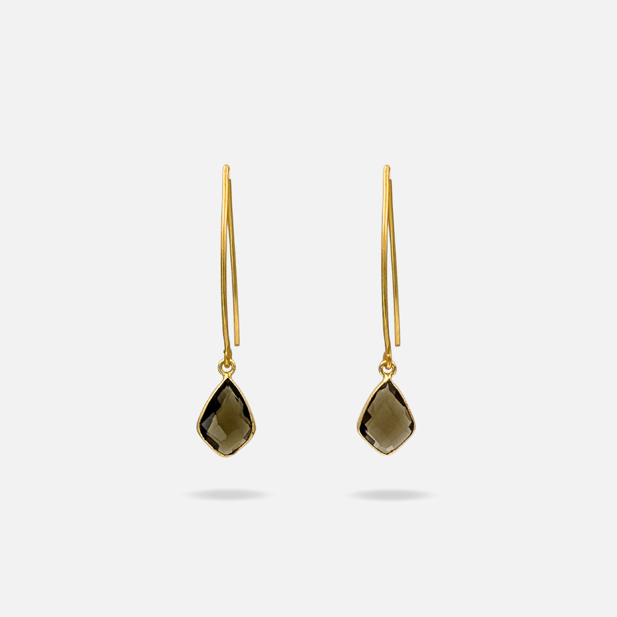 Pendientes Moka de AMANAI, pendientes largos dorados de gancho bañados en oro de 18k con piedra natural marrón facetada