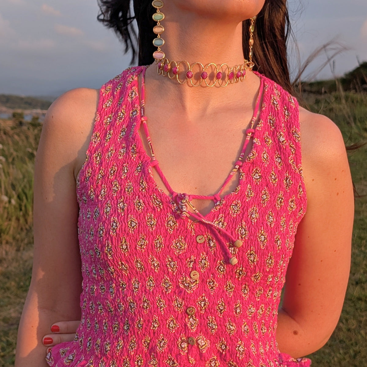 Pendientes largos dorados Prisma con piedras de colores y choker Coral de AMANAI en look de verano